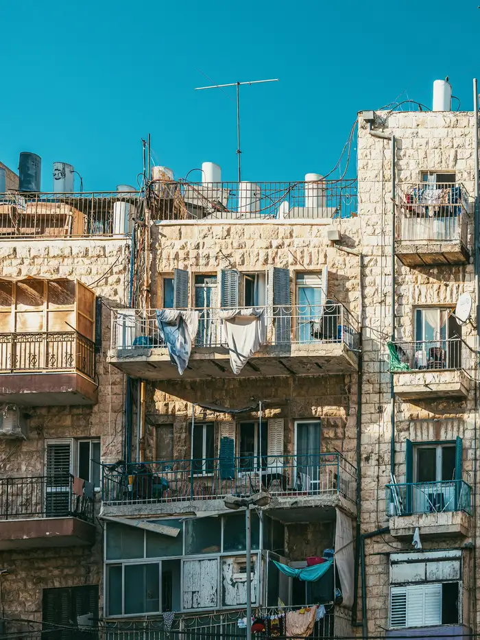 בניין אבן ירושלמי ישן עם מרפסות
